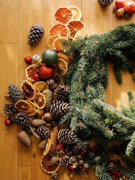 evergreen-christmas-wreath-with-ornaments